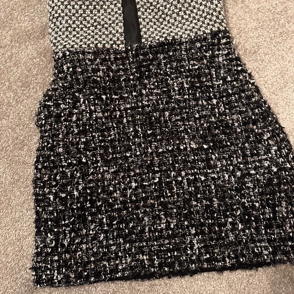 Stunning black tweed dress with leather detailing has pockets, brand new - Picture 2 of 6